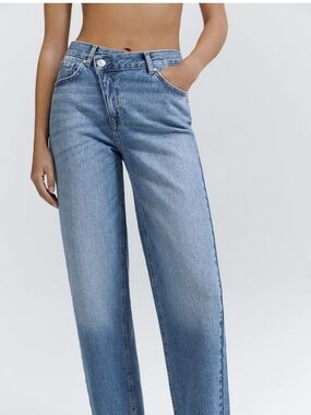 Pull&Bear Straight Leg Jeans With Crossover Waist - Light Blue Wash